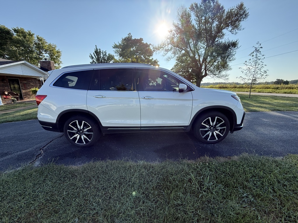 2019 Honda Pilot Elite photo 2