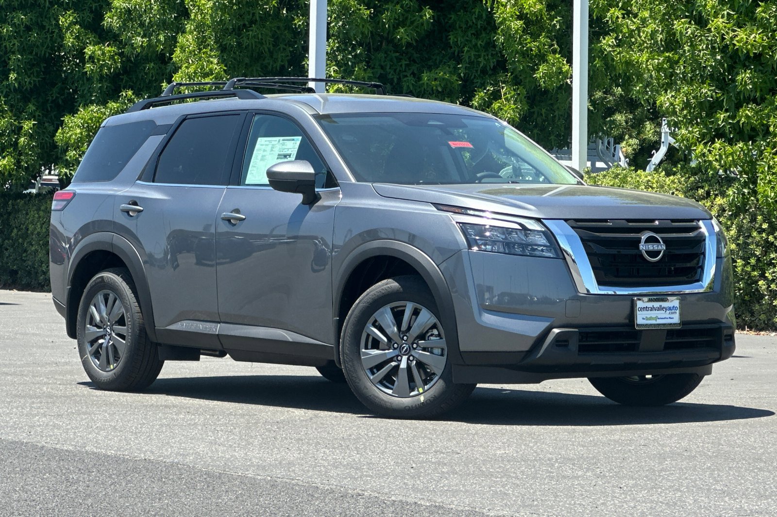 2025 Nissan Pathfinder SV photo 2