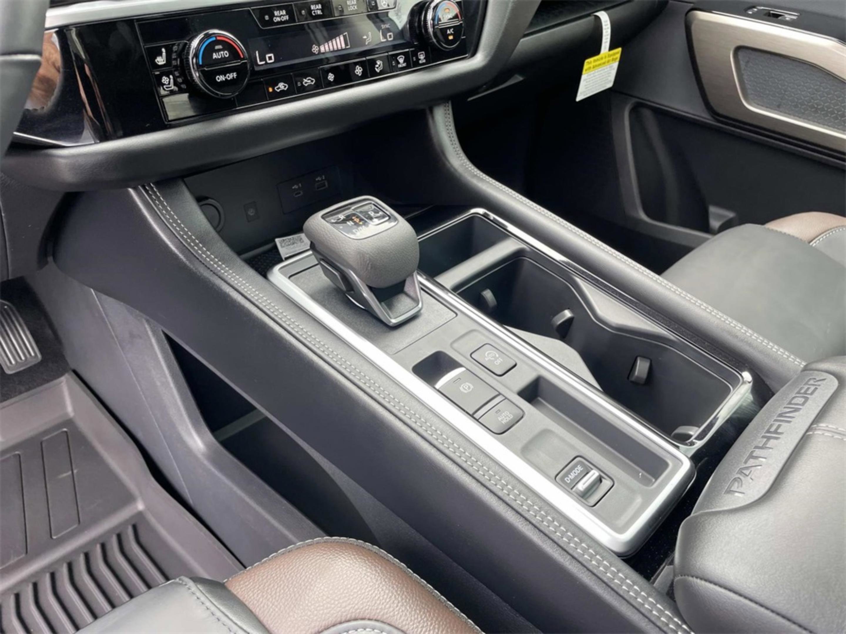 2025 Nissan Pathfinder Platinum photo 15