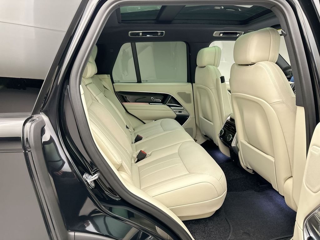 2025 Land Rover Range Rover SE photo 6