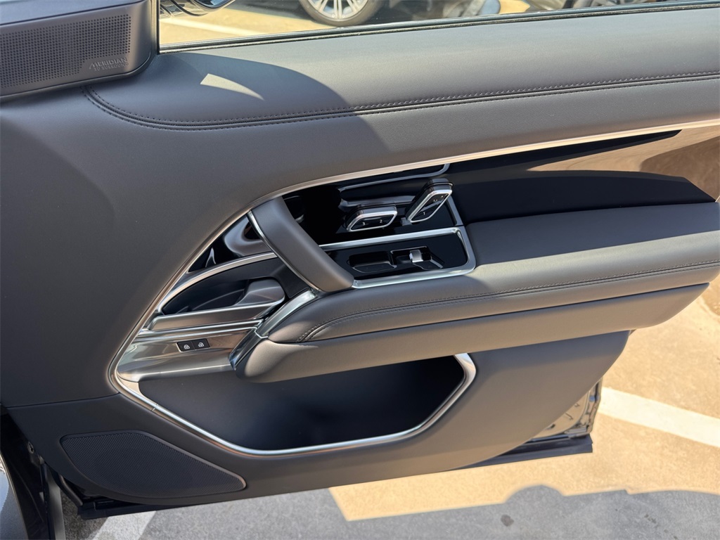 2025 Land Rover Range Rover SE photo 14