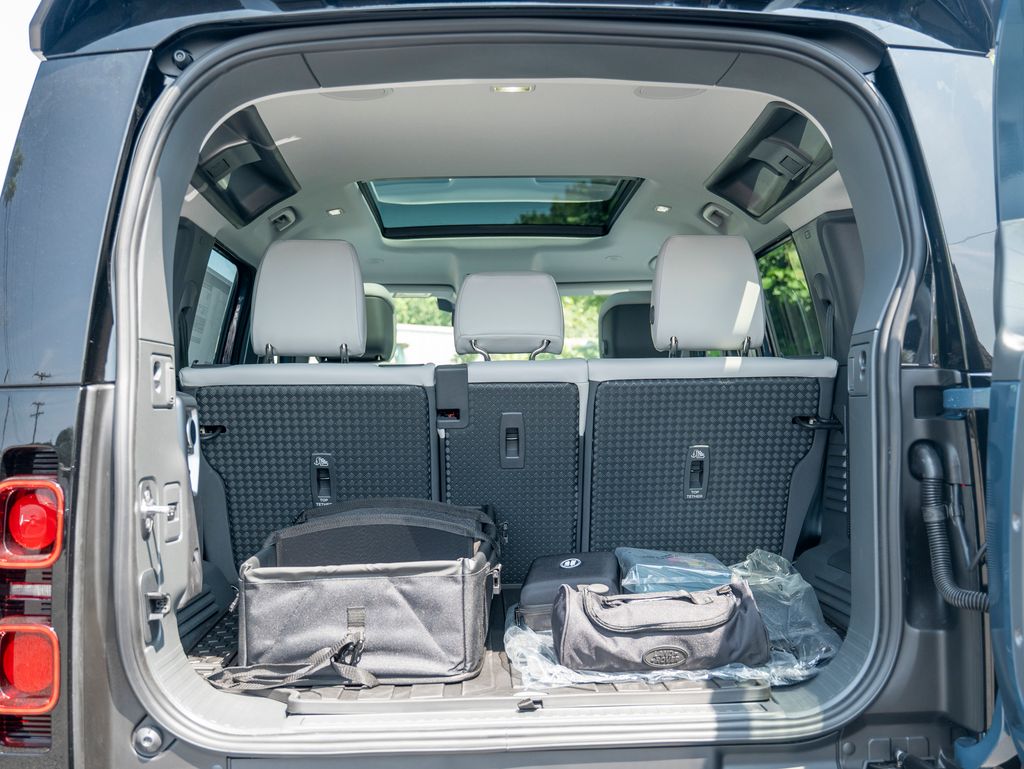 2025 Land Rover Defender 110 X-Dynamic SE photo 25