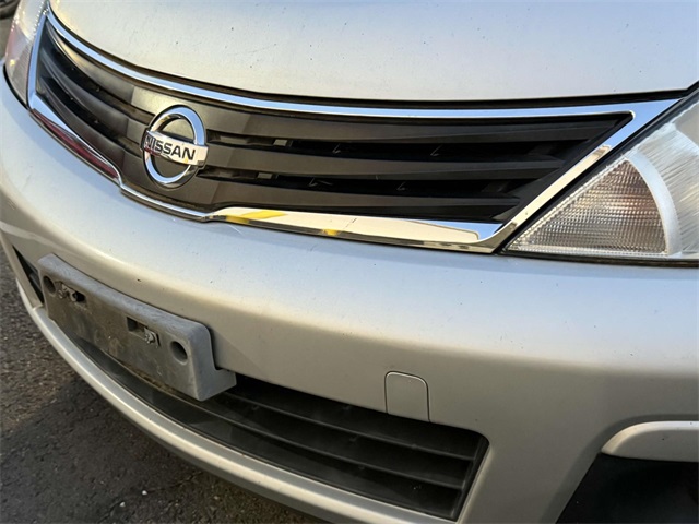 2010 Nissan Versa 1.8 S photo 9