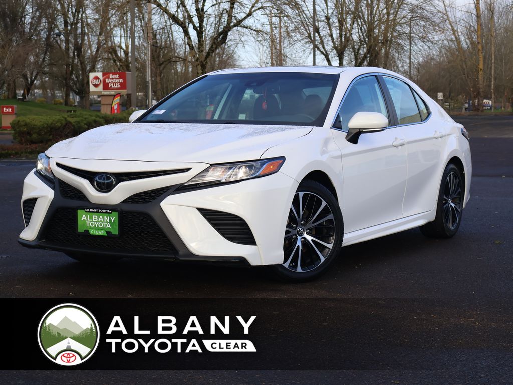 2019 Toyota Camry SE's photo