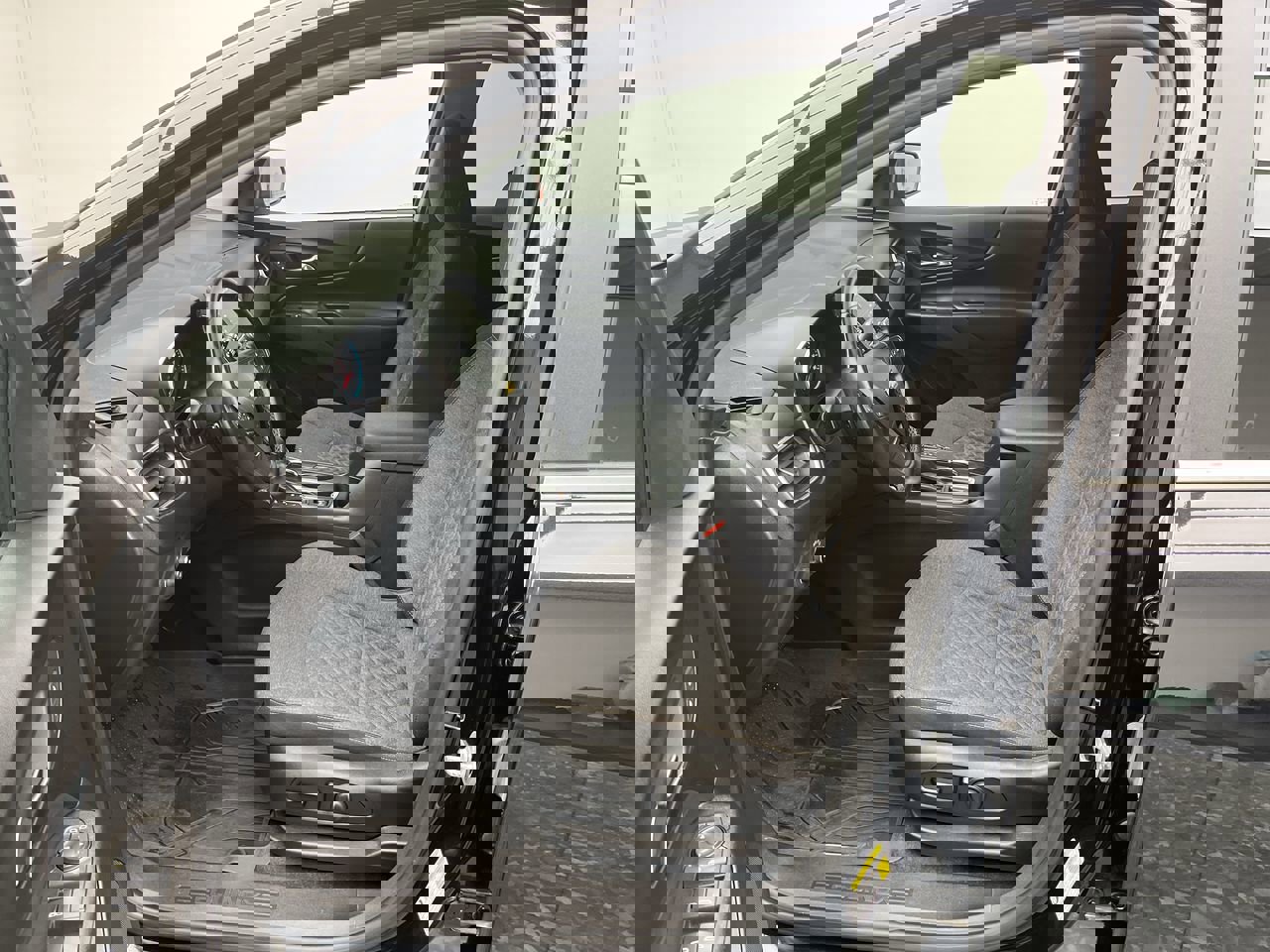 2023 Chevrolet Equinox LT photo 2