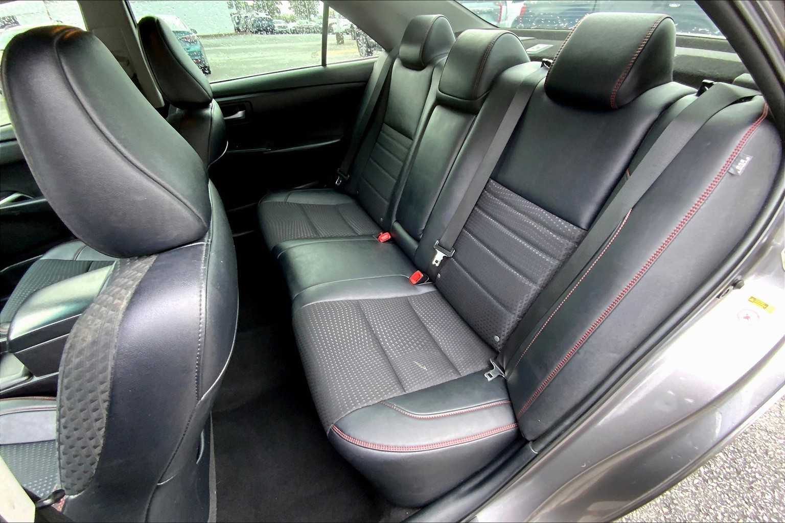 2015 Toyota Camry SE photo 18