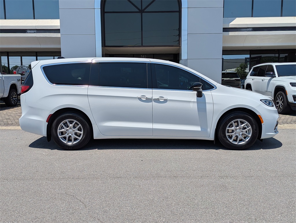 2026 Chrysler Pacifica photo 3