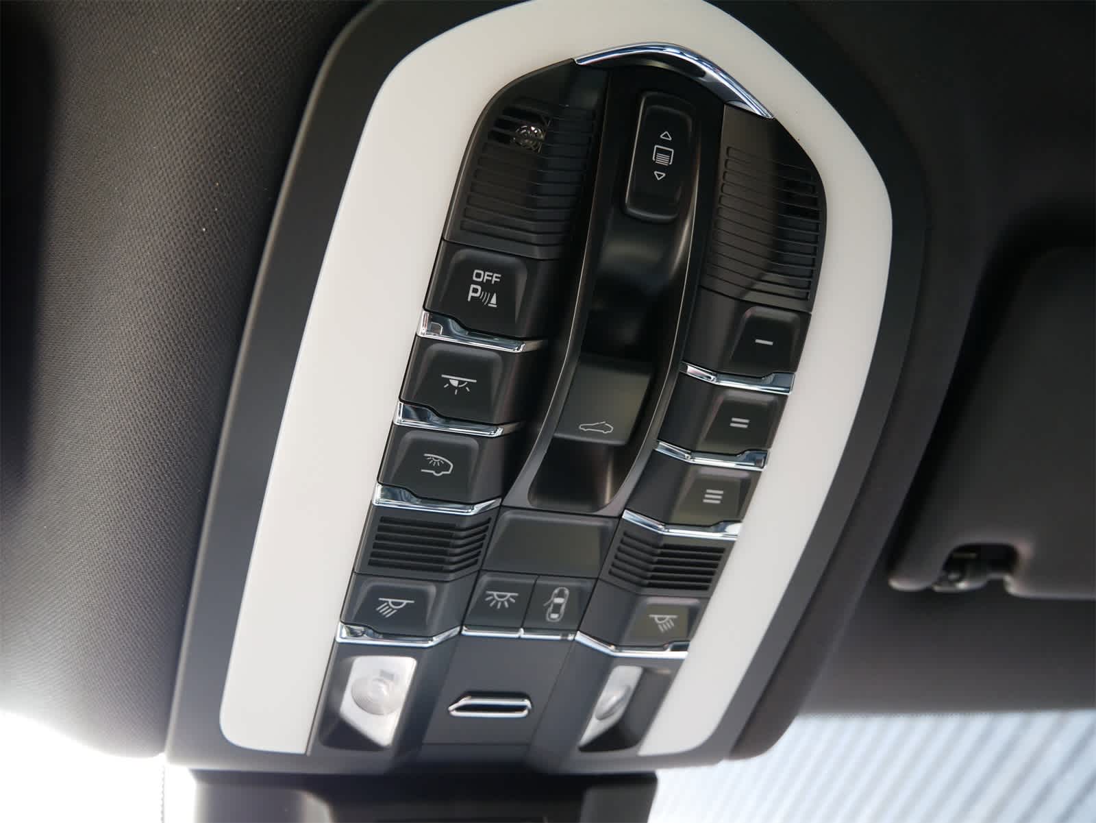 2025 Porsche Macan S photo 15