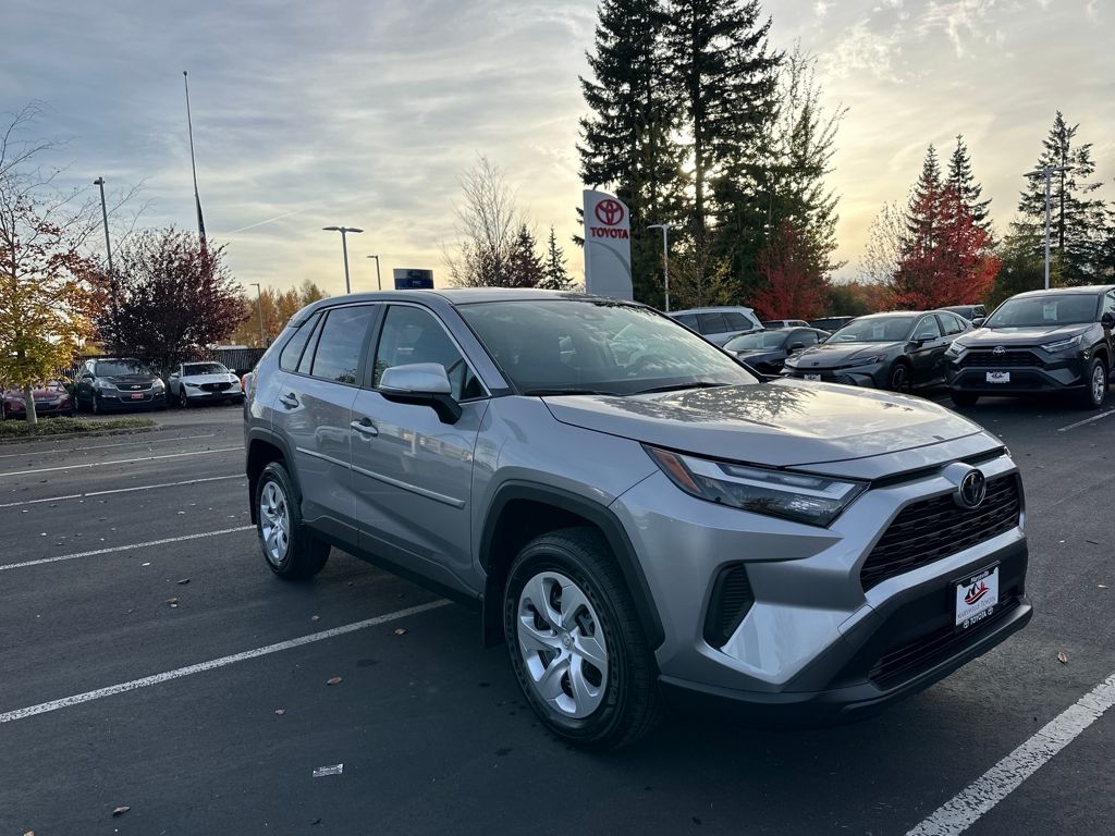 2025 Toyota RAV4 LE's photo