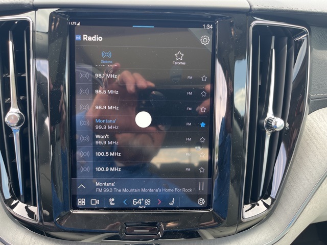 2025 Volvo XC60 B5 photo 16