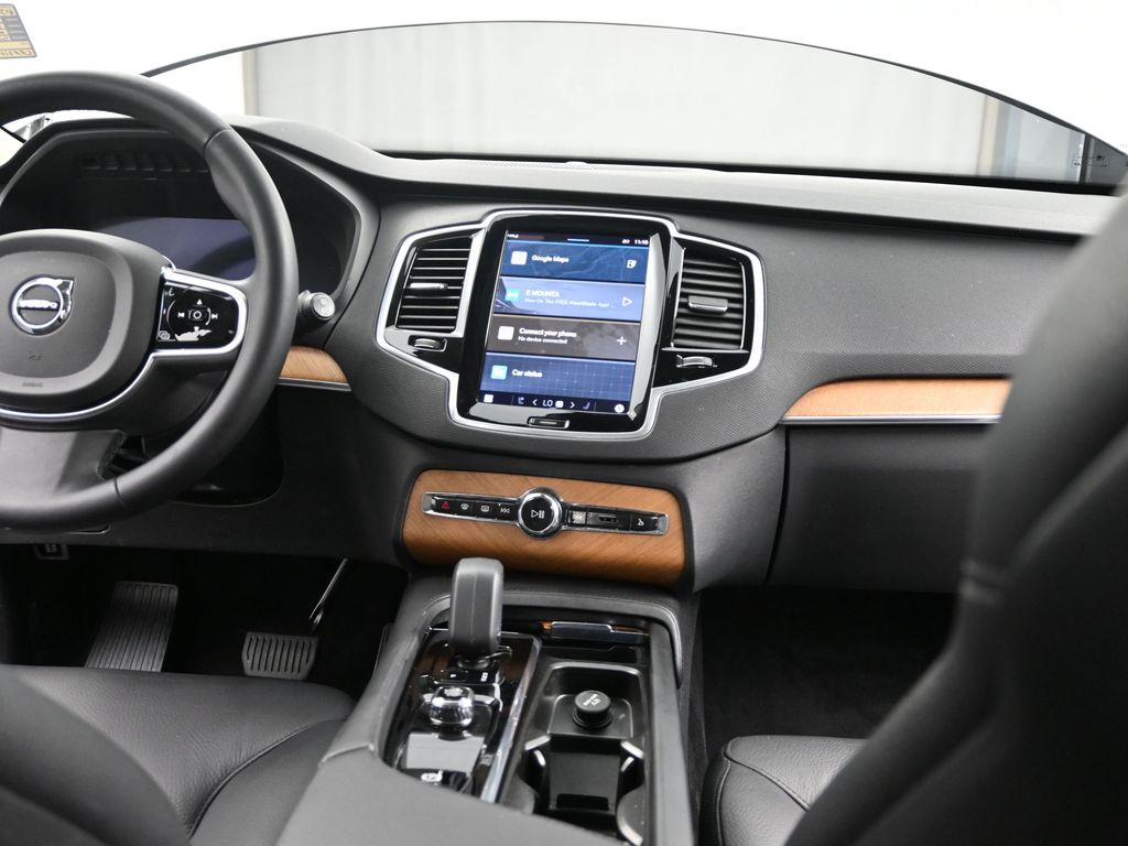 2023 Volvo XC90 T8 Plus photo 16