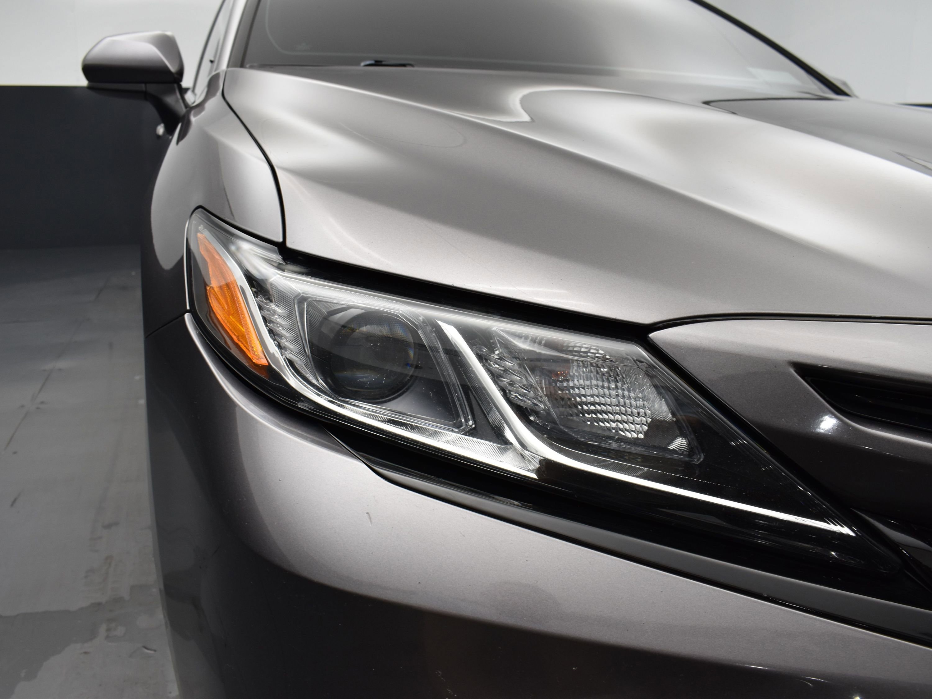 2020 Toyota Camry SE photo 5