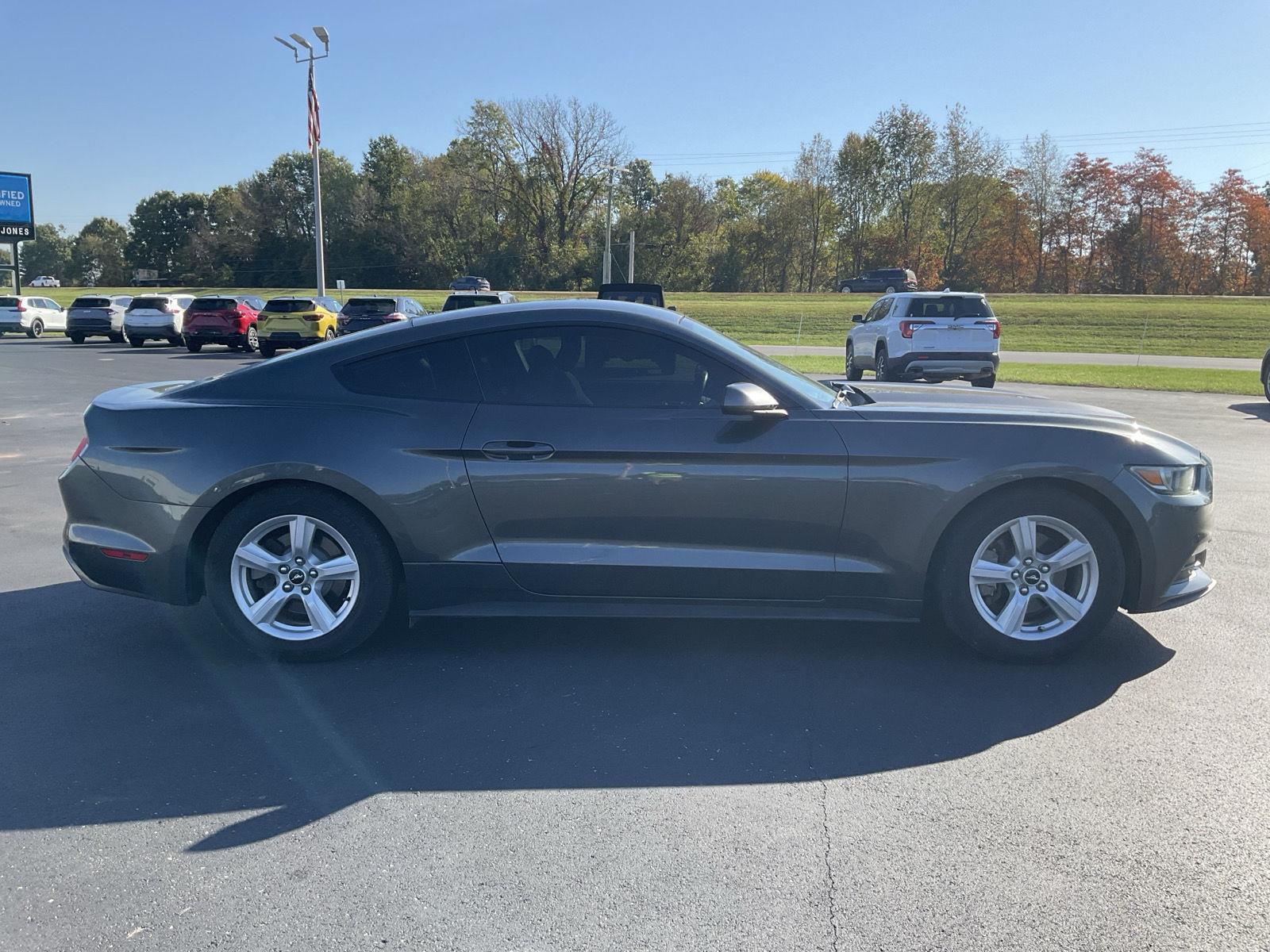 2017 Ford Mustang V6 photo 3