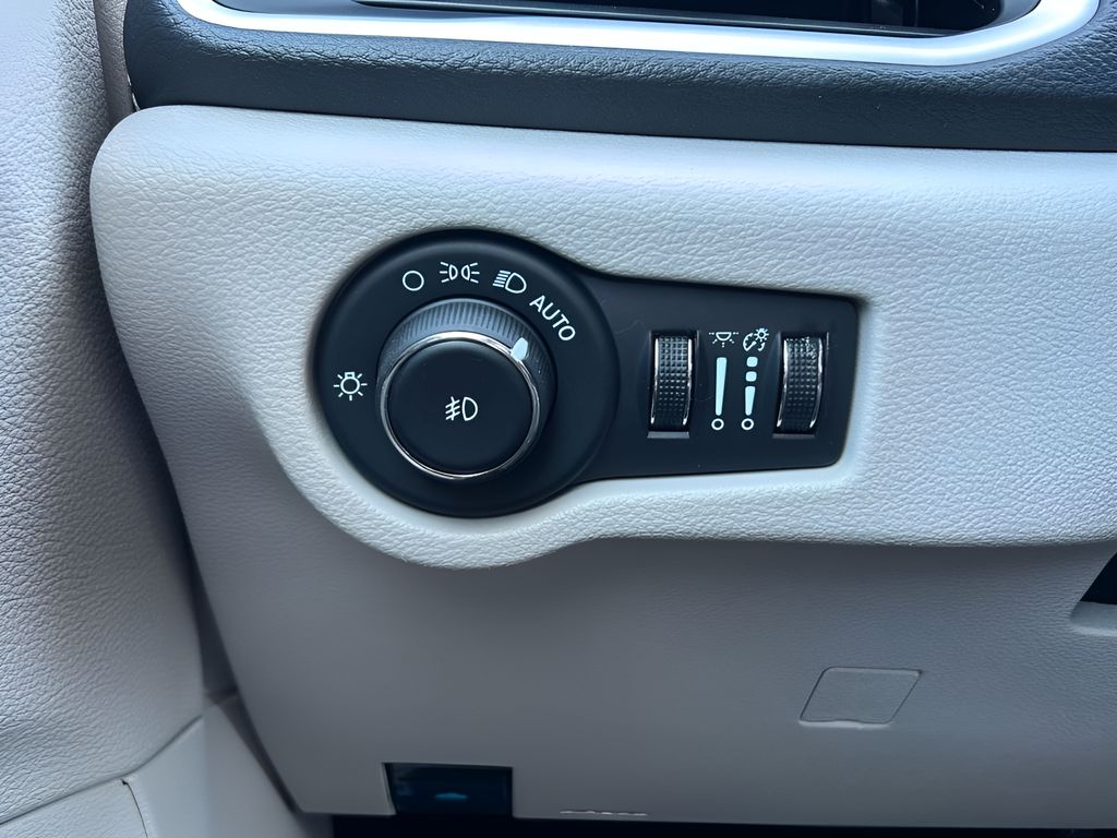 2024 Chrysler Pacifica Touring L photo 15