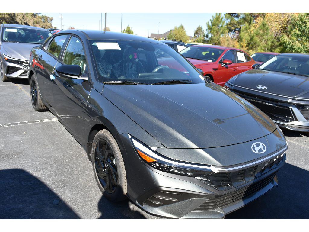 2026 Hyundai Elantra SEL Sport photo 2