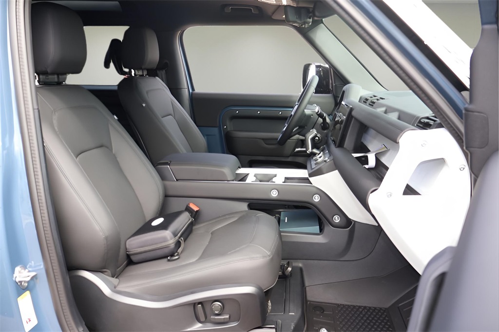 2025 Land Rover Defender 90 X-Dynamic SE photo 17