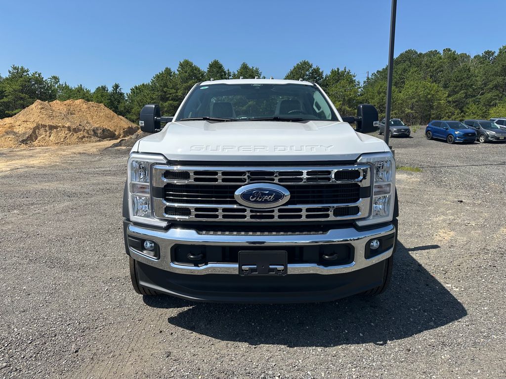 2025 Ford F-600 photo 2