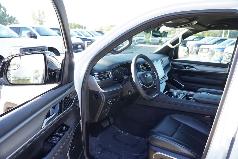 2025 Jeep Wagoneer Base photo 14