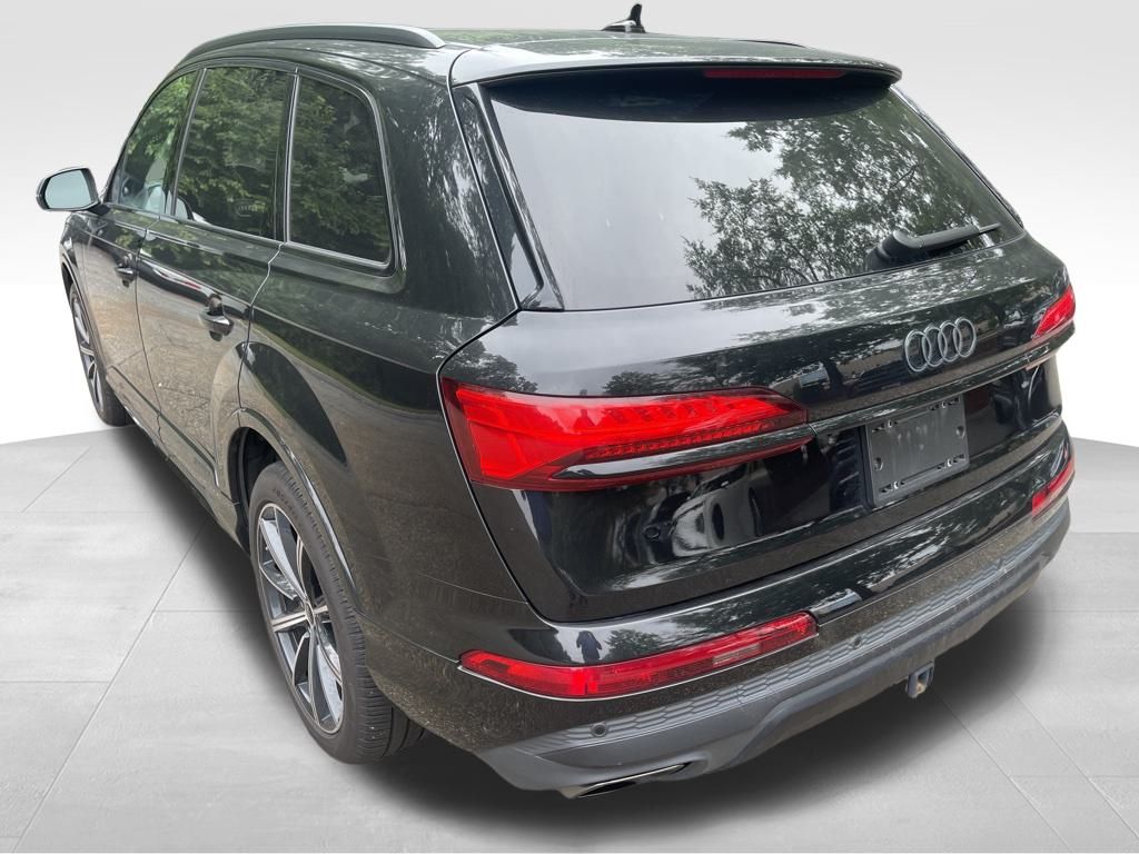 2025 Audi Q7 45 Premium Plus photo 3