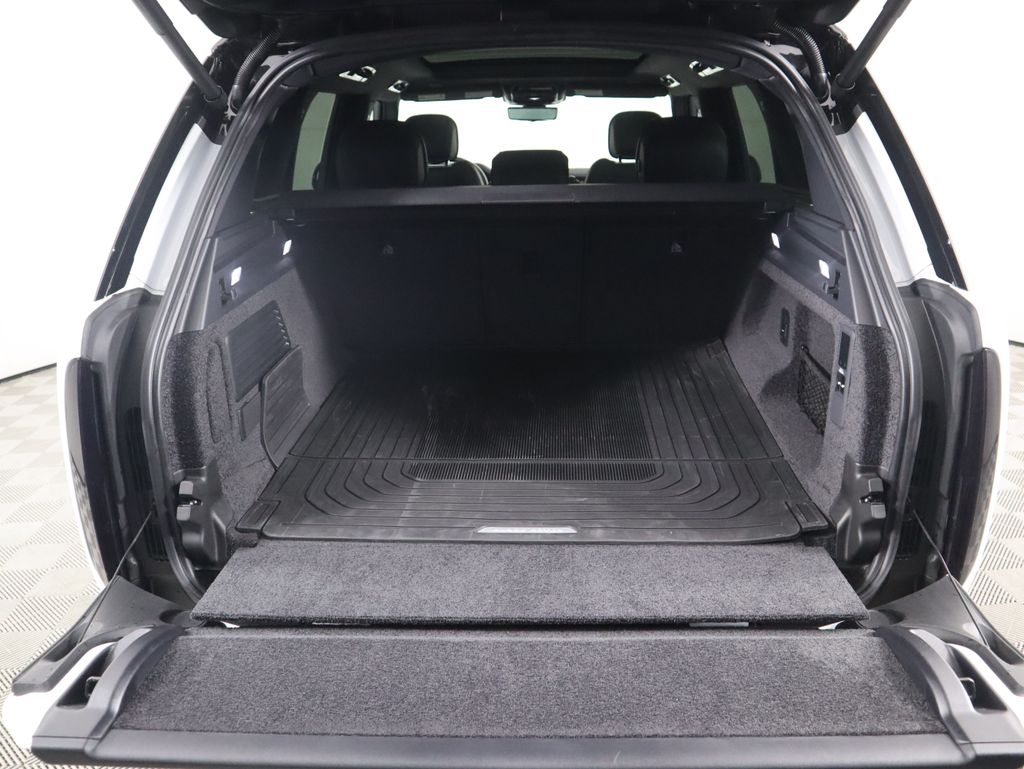 2025 Land Rover Range Rover SE photo 27