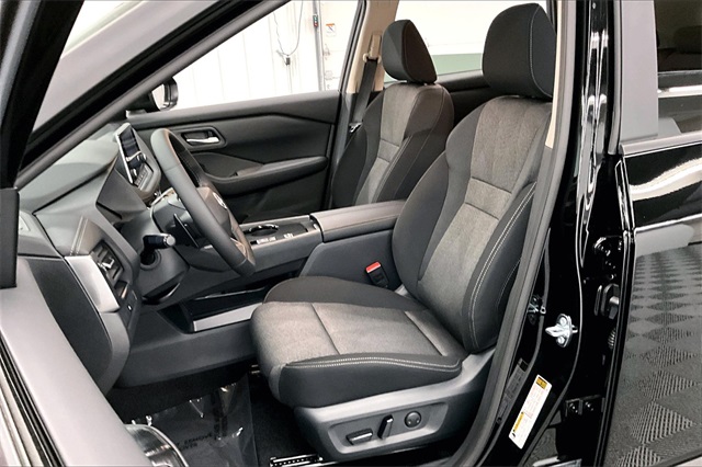 2025 Nissan Rogue SV photo 8