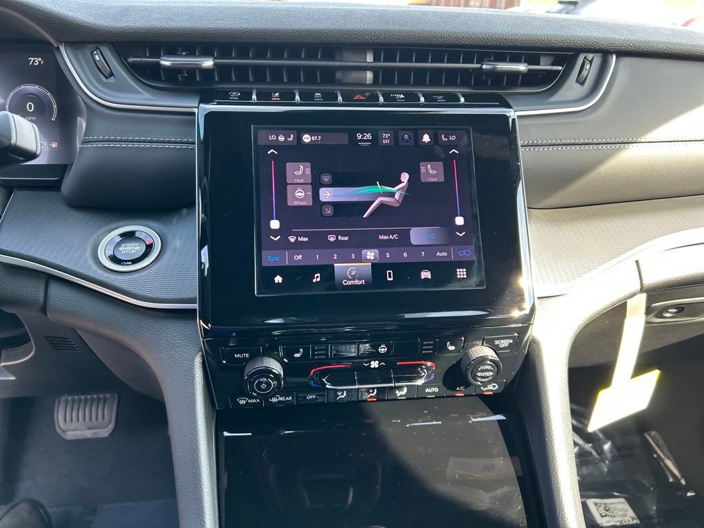 2025 Jeep Grand Cherokee Laredo Altitude photo 13