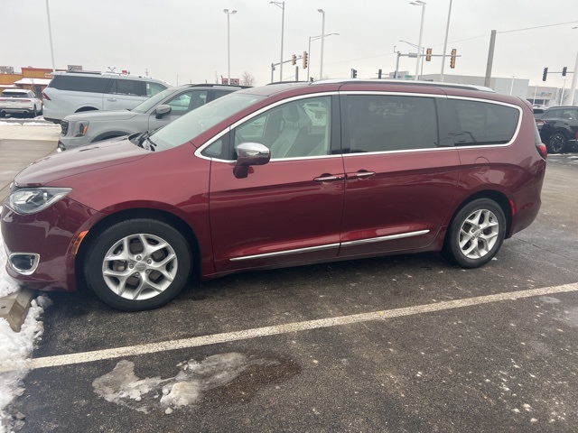 2020 Chrysler Pacifica Limited's photo