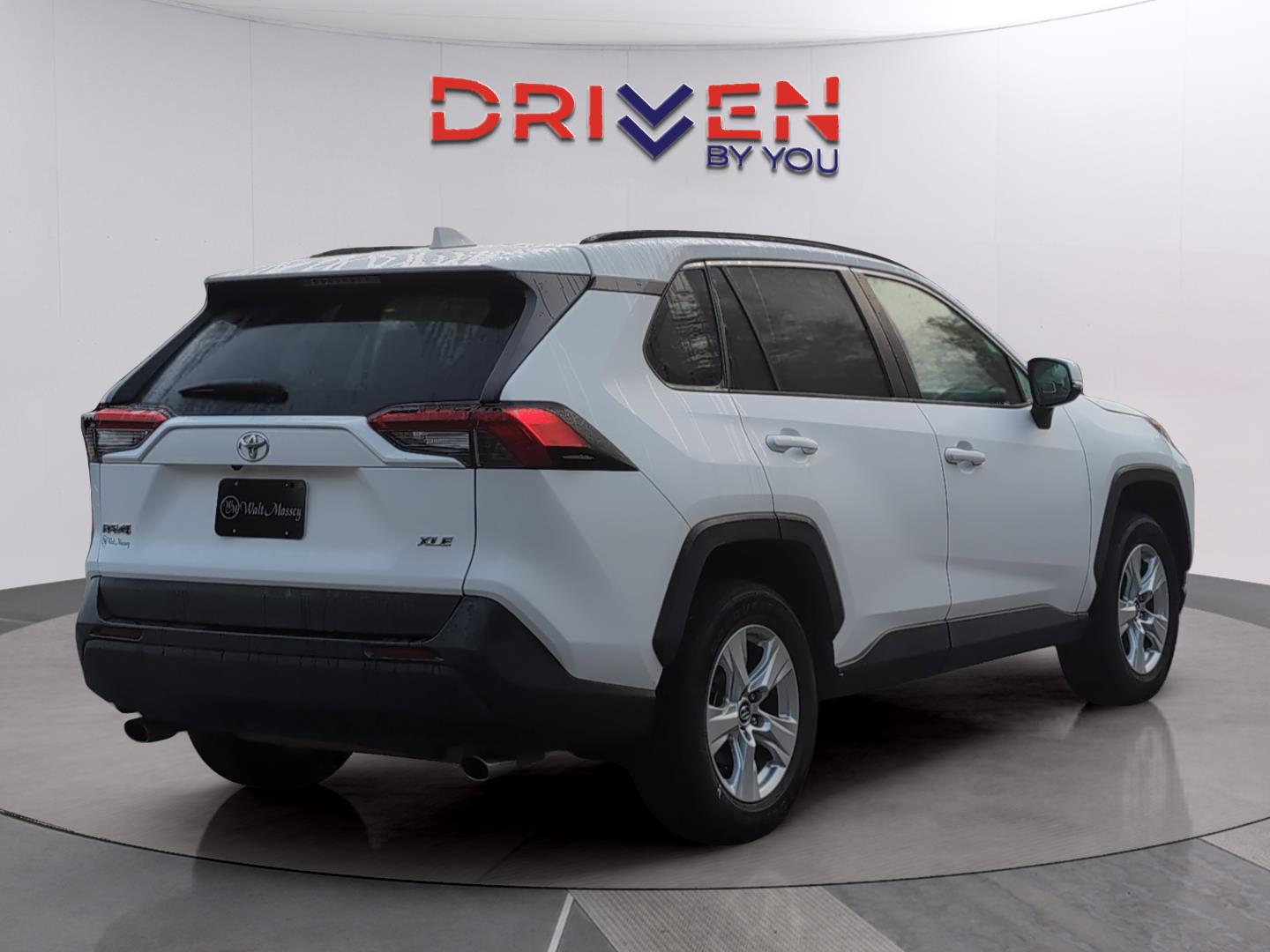 2021 Toyota RAV4 XLE photo 2