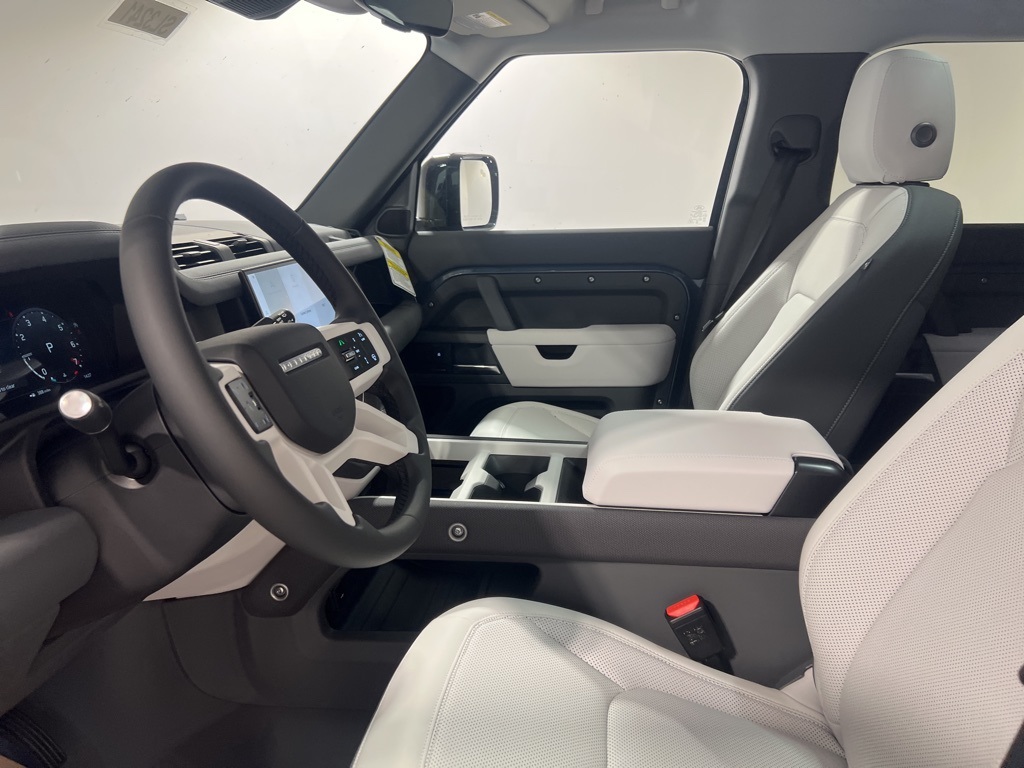 2025 Land Rover Defender 110 S photo 11