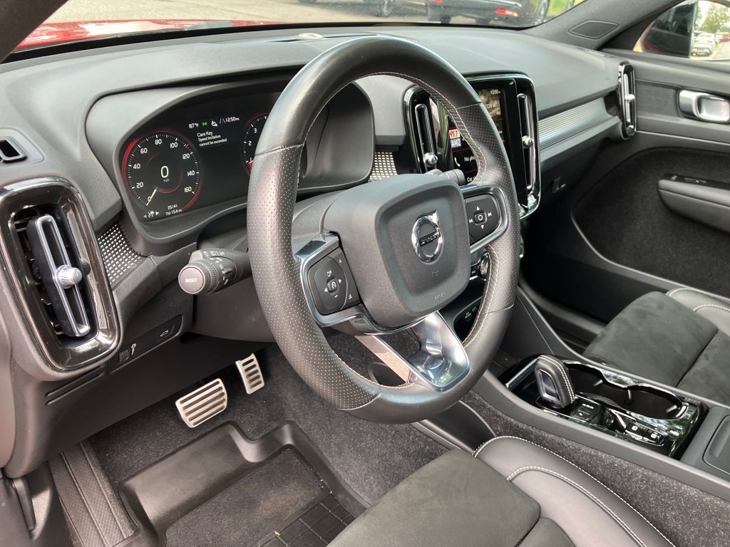 2021 Volvo XC40 R-Design photo 16