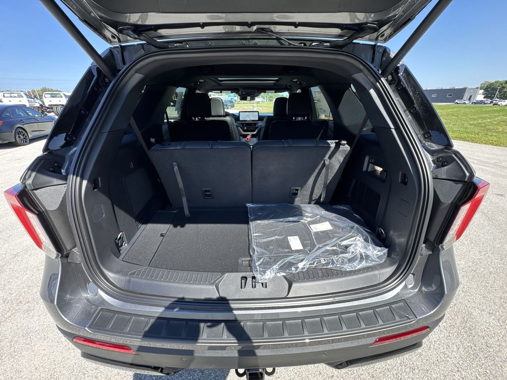 2025 Ford Explorer ST-Line photo 18