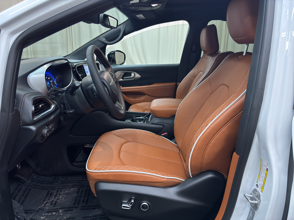 2026 Chrysler Pacifica Pinnacle photo 11
