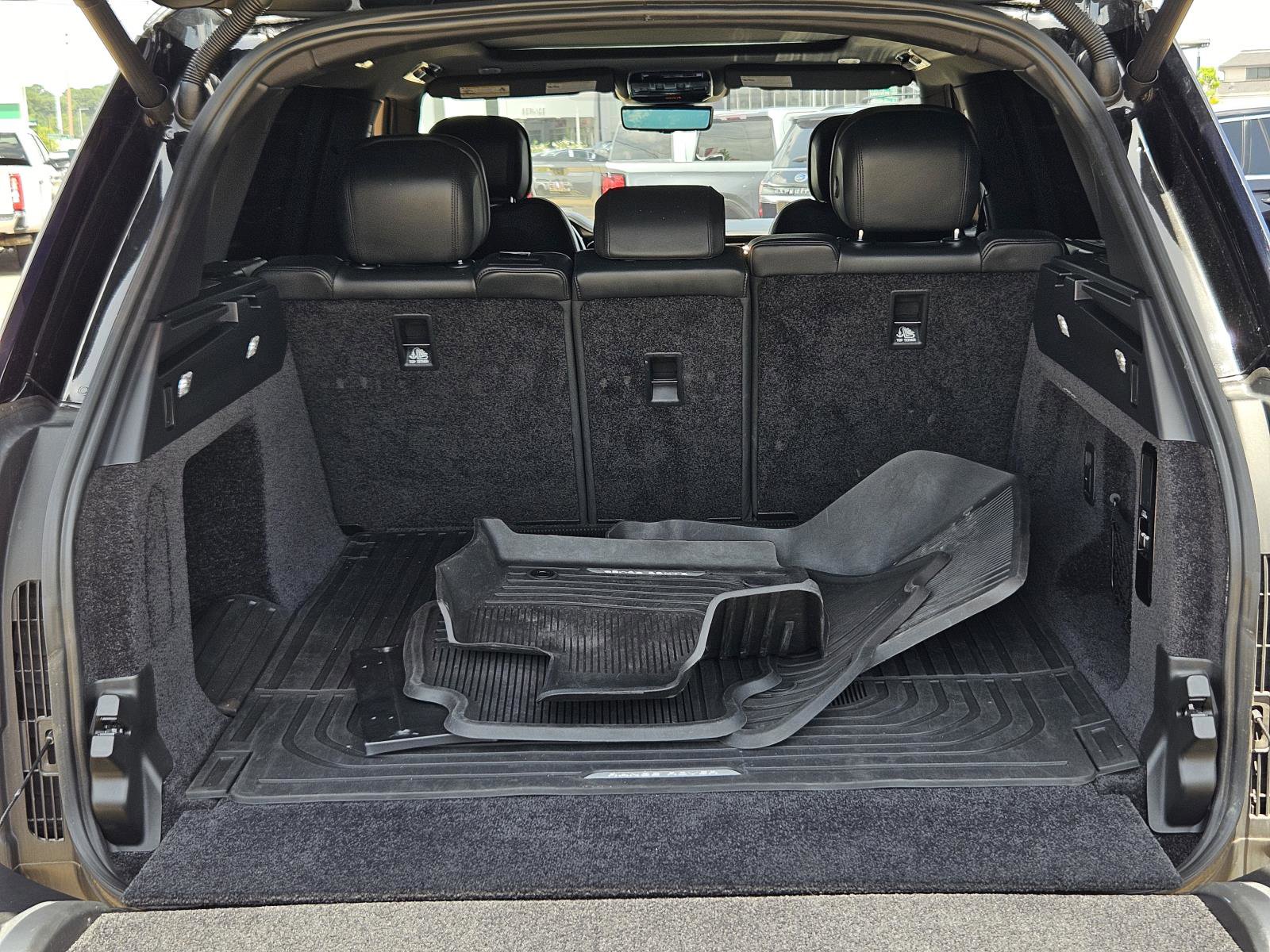 2023 Land Rover Range Rover SE photo 9
