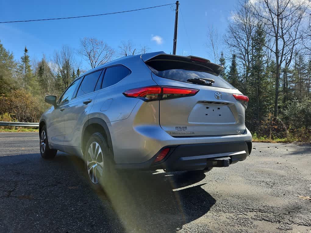 2021 Toyota Highlander XLE photo 2