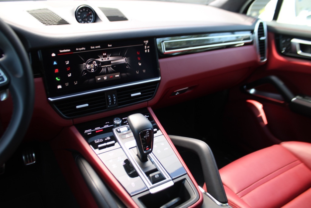2023 Porsche Cayenne Turbo photo 18