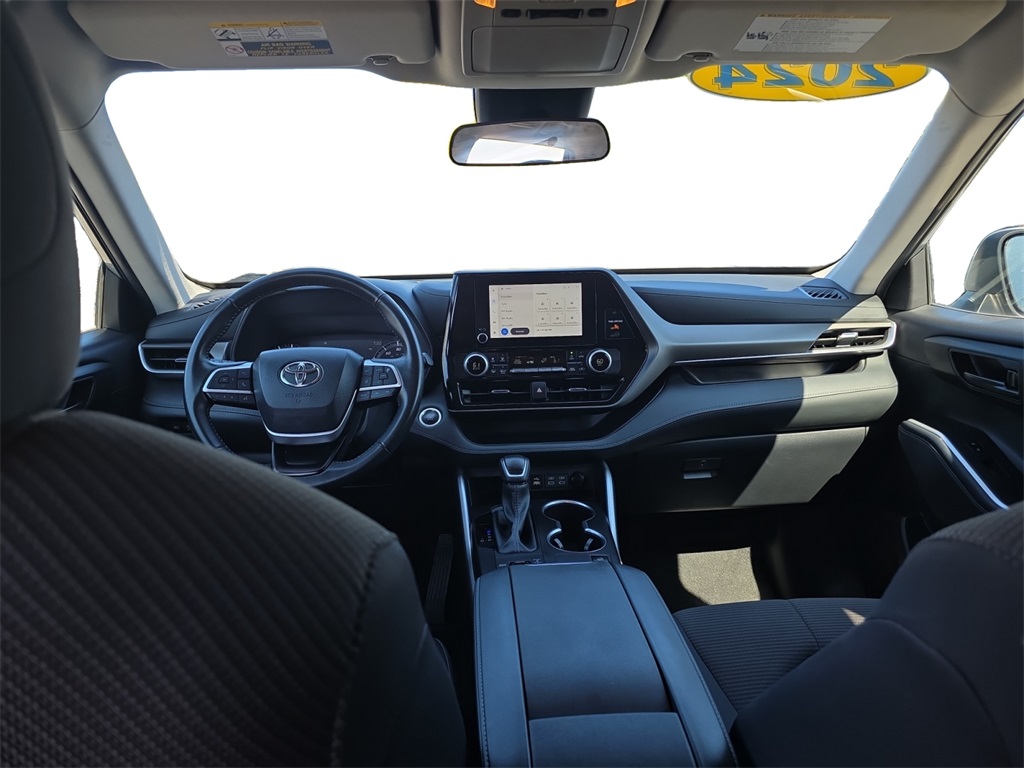 2024 Toyota Highlander LE photo 2