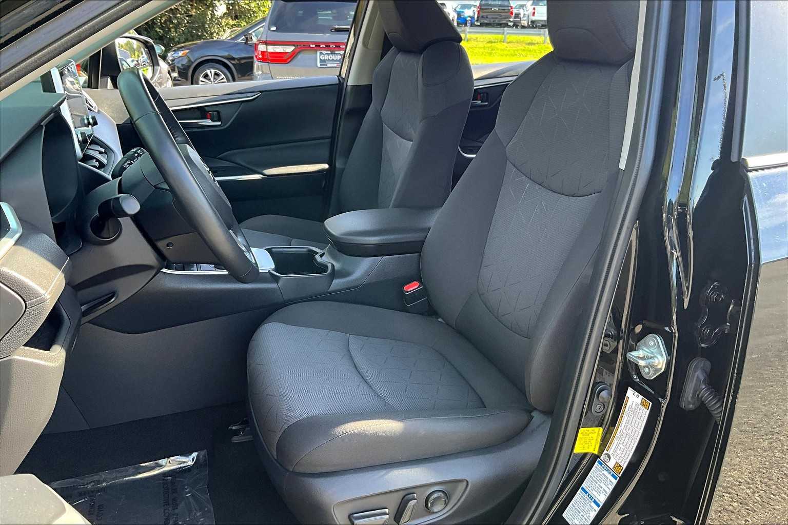 2022 Toyota RAV4 Hybrid XLE photo 7