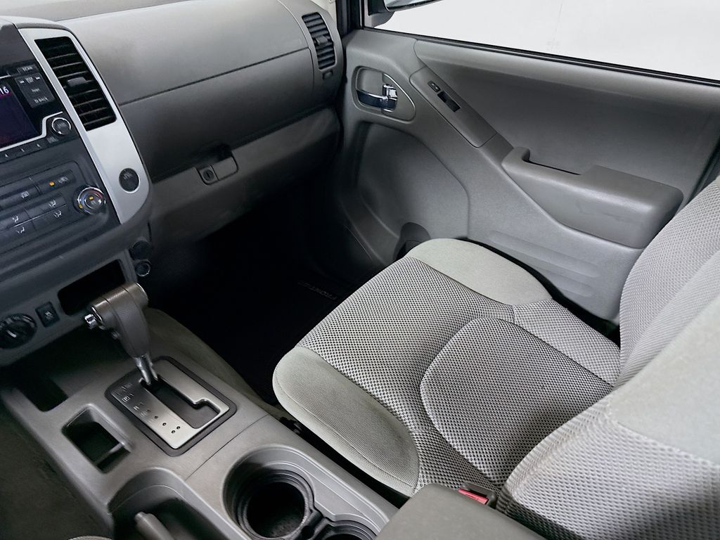 2016 Nissan Frontier SV Crew Cab photo 17