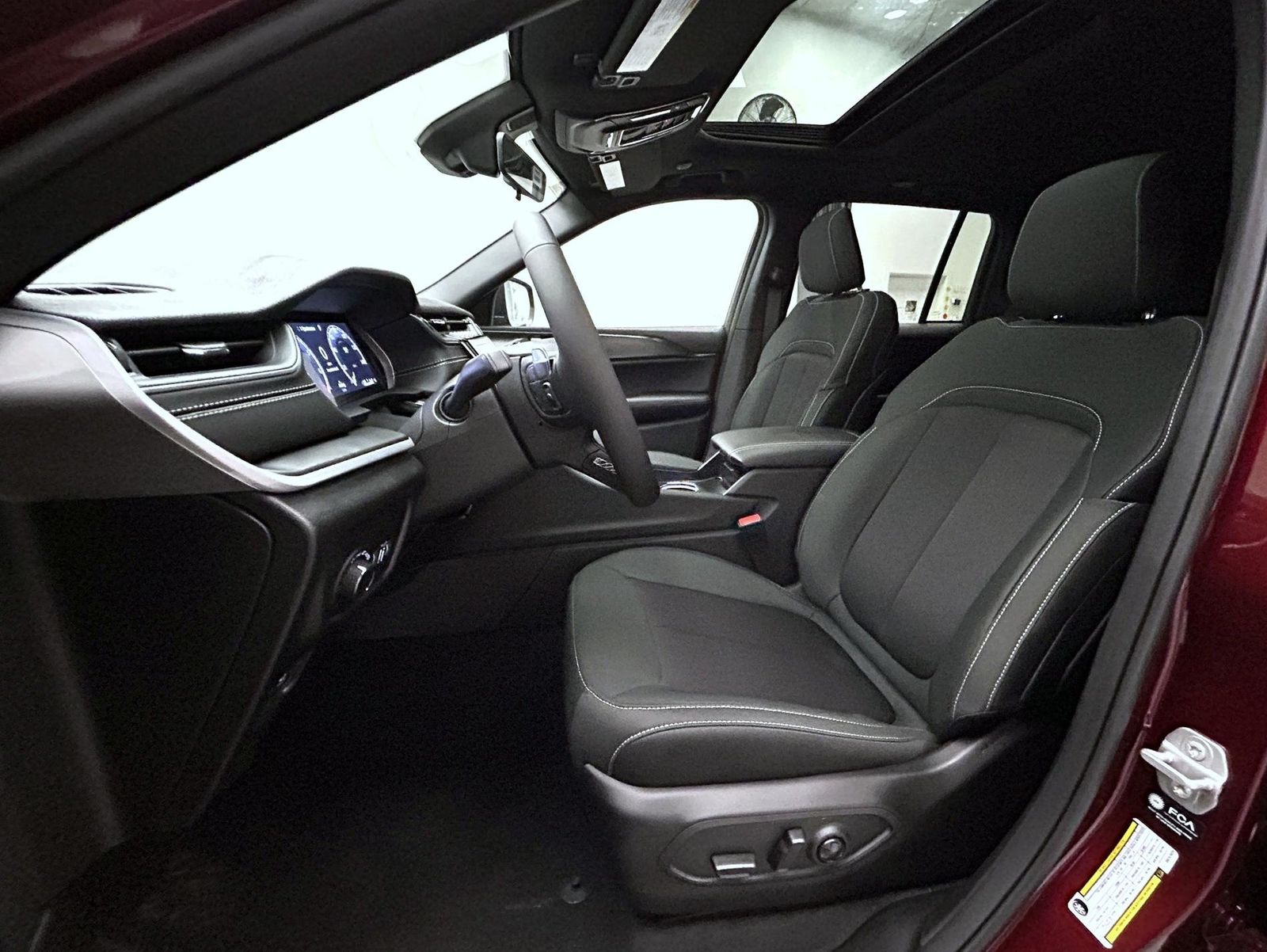 2025 Jeep Grand Cherokee Laredo Altitude photo 9