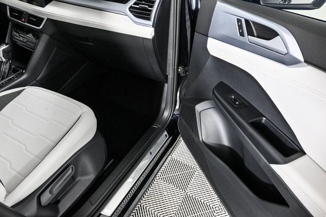 2025 Volkswagen Taos SE photo 3