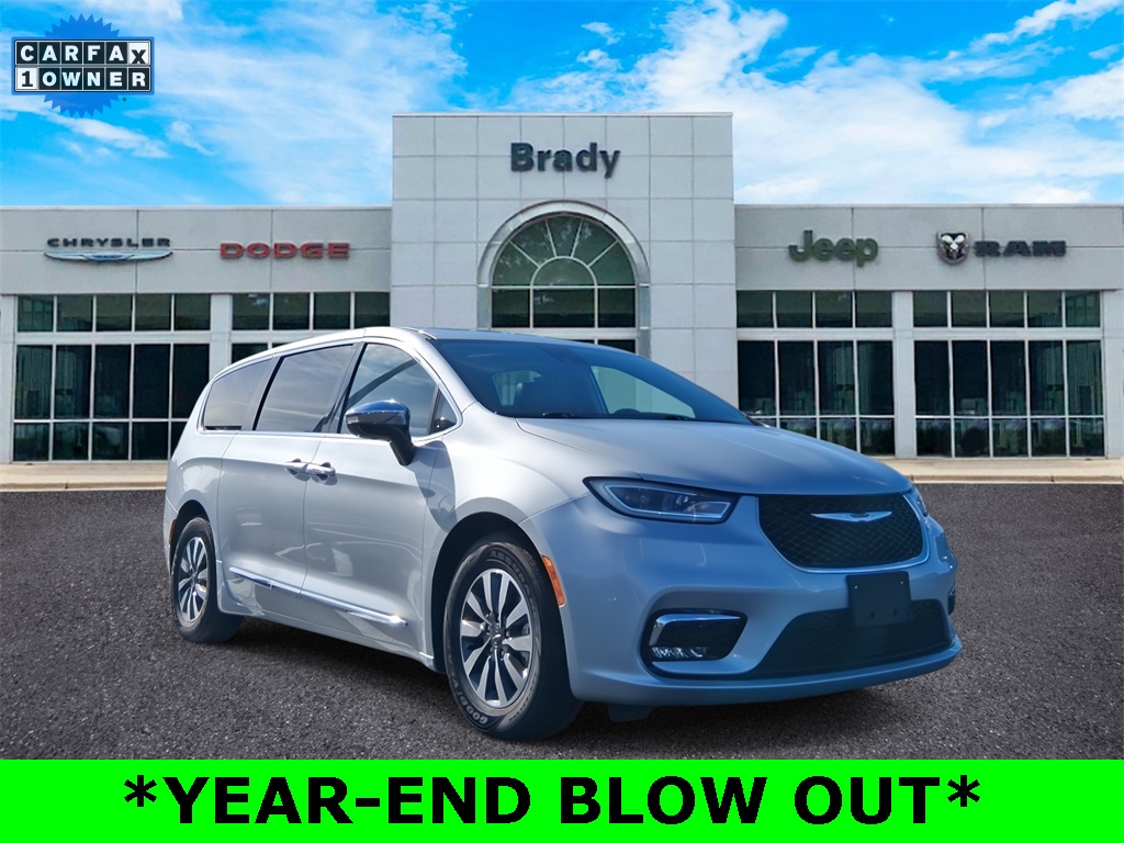 2023 Chrysler Pacifica Hybrid Limited's photo