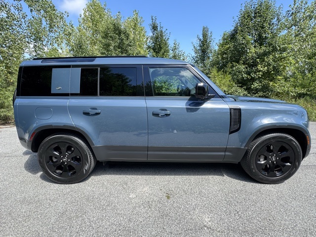 2023 Land Rover Defender 110 SE photo 3