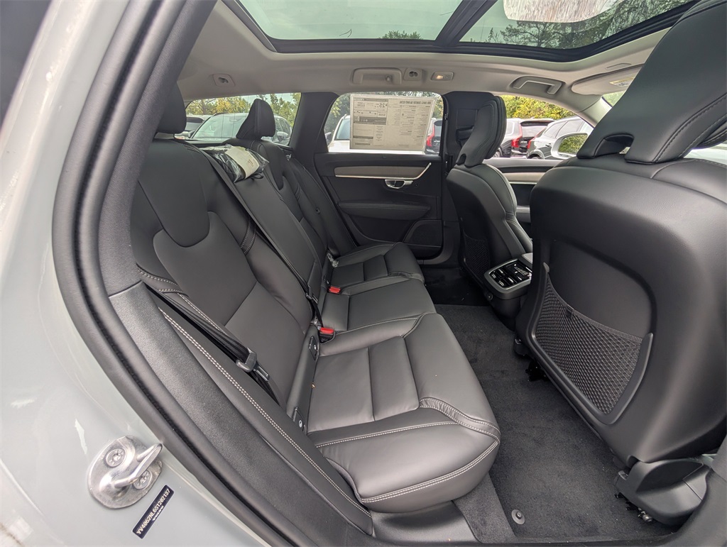 2025 Volvo V90 Cross Country B6 AWD photo 4
