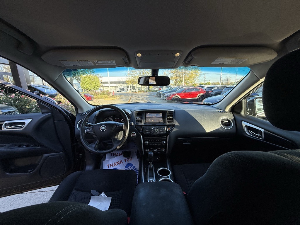 2016 Nissan Pathfinder SV photo 2