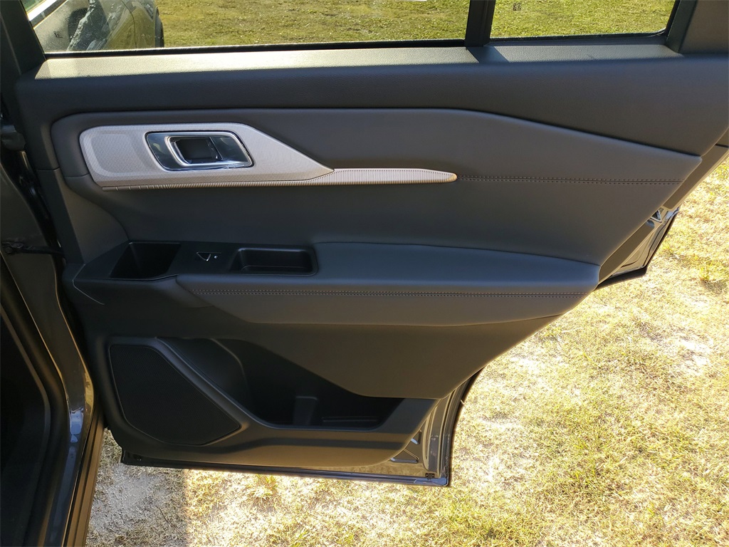 2025 Ford Explorer photo 30