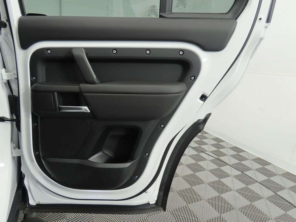 2025 Land Rover Defender 110 S photo 27