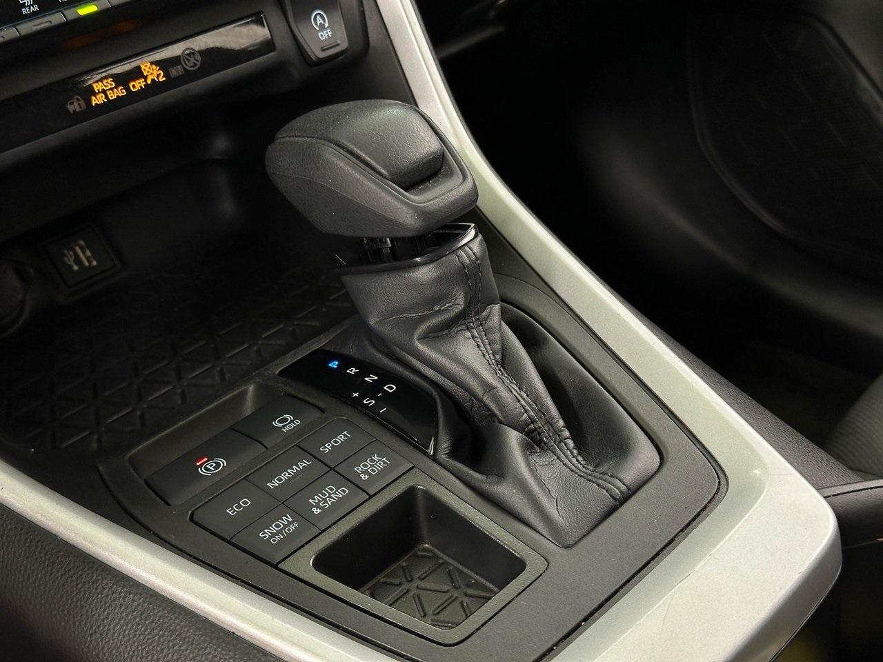 2023 Toyota RAV4 XLE photo 24
