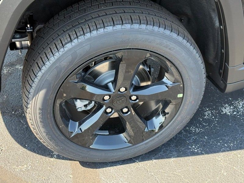2025 Jeep Grand Cherokee Limited photo 3