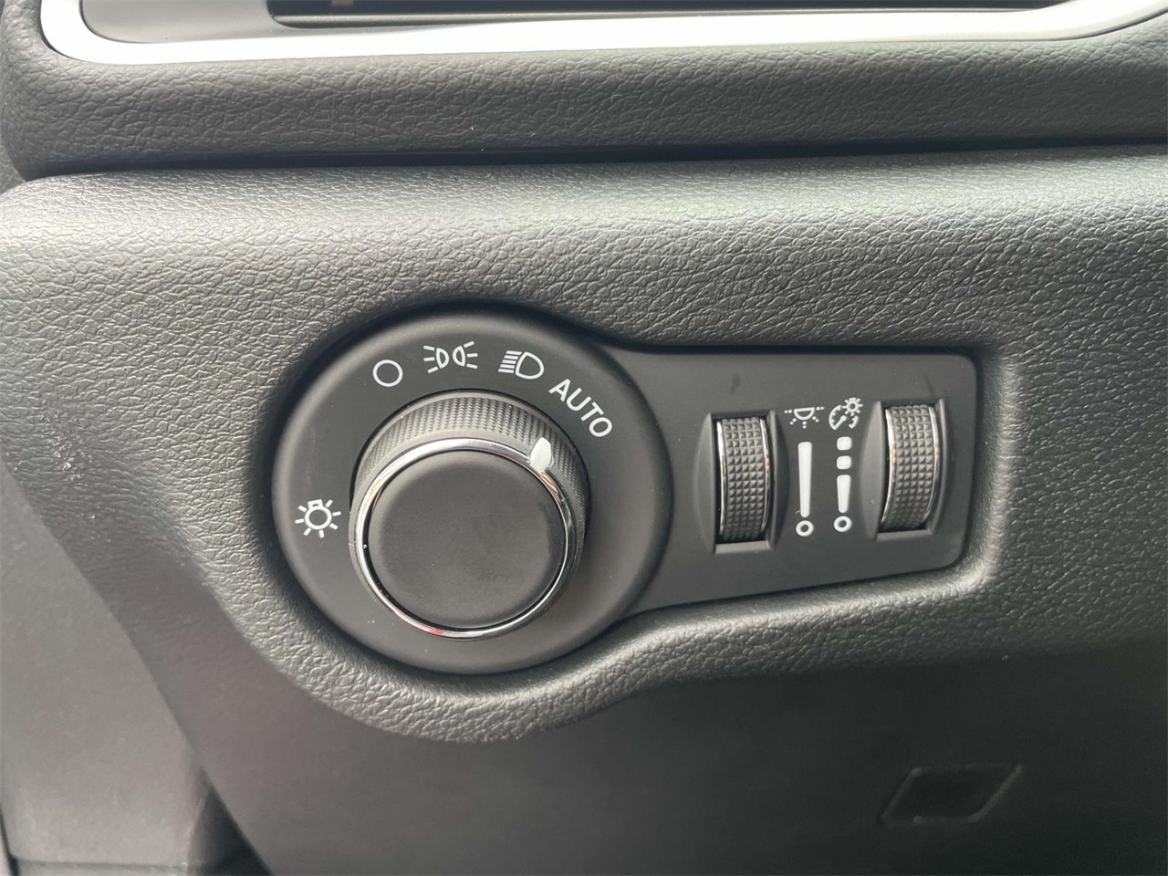 2026 Chrysler Voyager LX photo 10