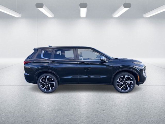 2024 Mitsubishi Outlander photo 2